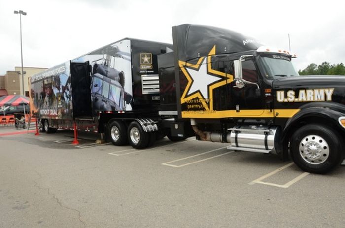 Высокотехнологичный грузовик для вербовки в армию (19 фото)