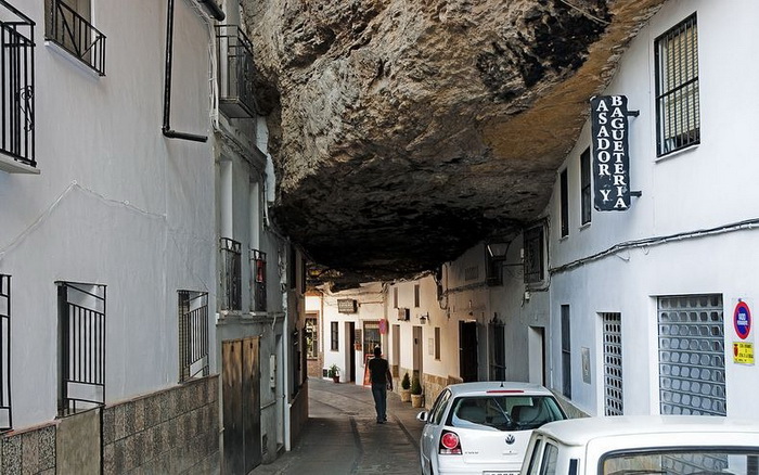 Сетениль-де-лас-Бодегас - город, затерянный в камнях (6 фото)
