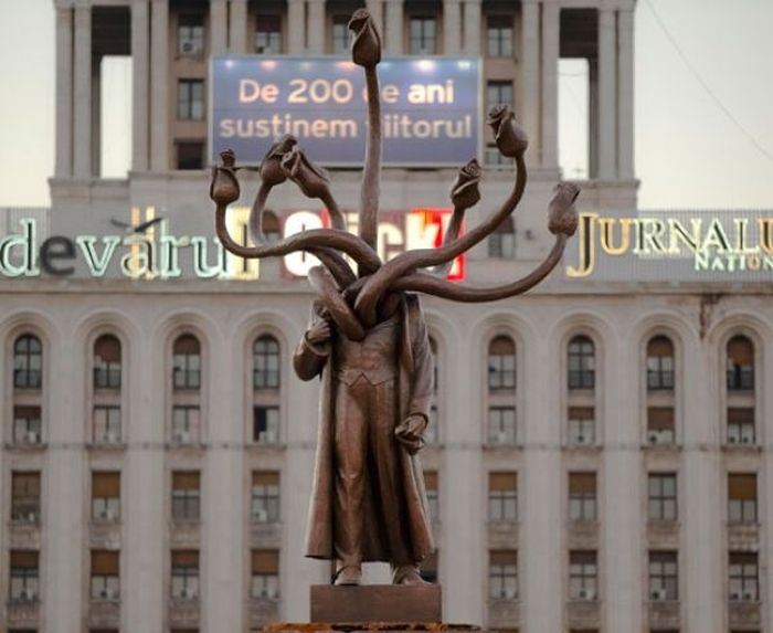Креативный памятник Ленину в виде Гидры (2 фото)
