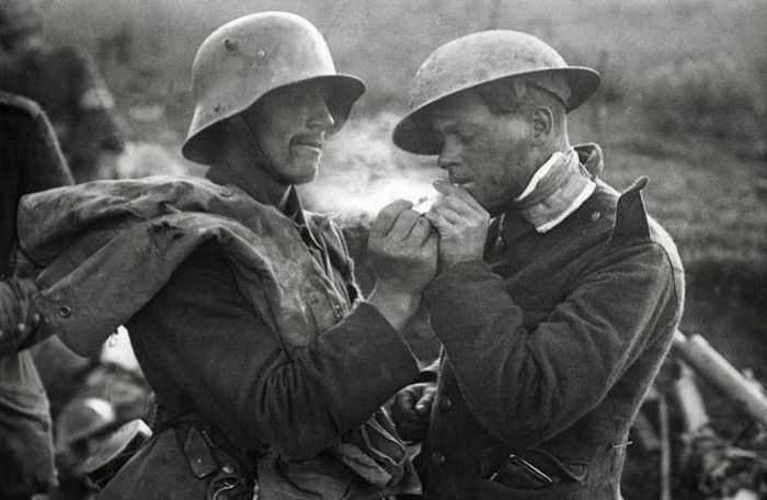 Рождество 1914 года французские, британские и немецкие солдаты отметили вместе
