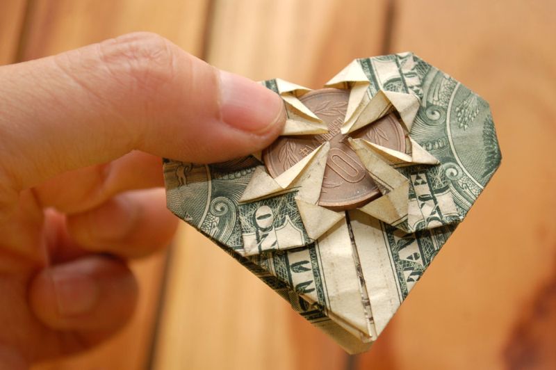 Складываем купюру. Оригами из купюры. Оригами из денежных купюр. Оригами из денег сердце. Сердечко из купюры оригами.