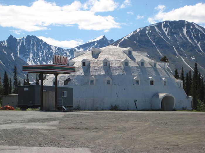 Очень необычная заброшенная гостиница на Аляске