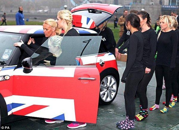 28 девушек из Лондона в одной машине