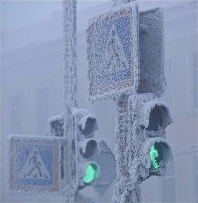 В городе Оймякон температура воздуха -71 градус