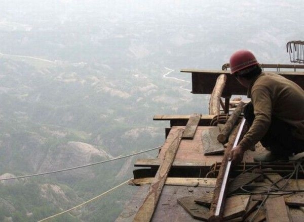 Опасная работа китайских строителей без страховки