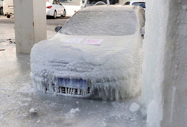 Водитель неудачно запарковался