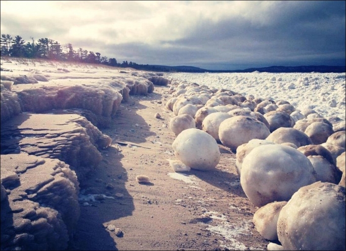 Ледяные шары на озере Мичиган