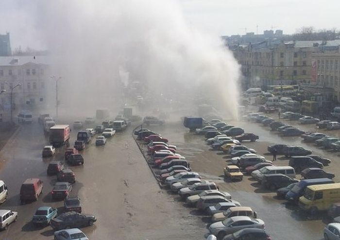 На автостоянке в Смоленске образовался мощный фонтан кипятка