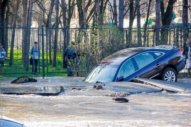 В Киеве на одной из улиц утонул автомобиль