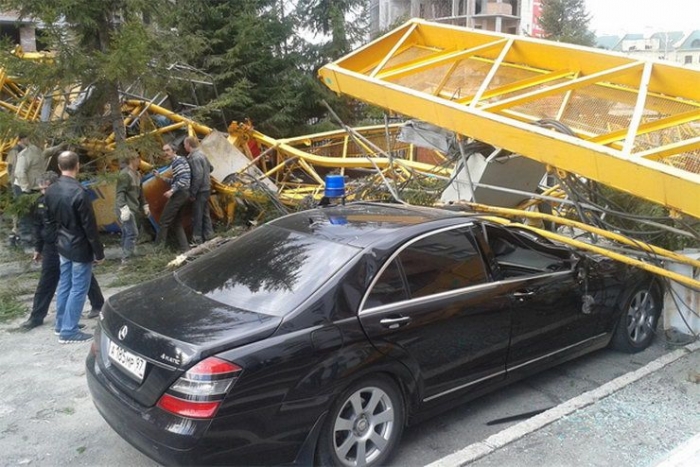 На машину Генпрокуратуры упал строительный кран