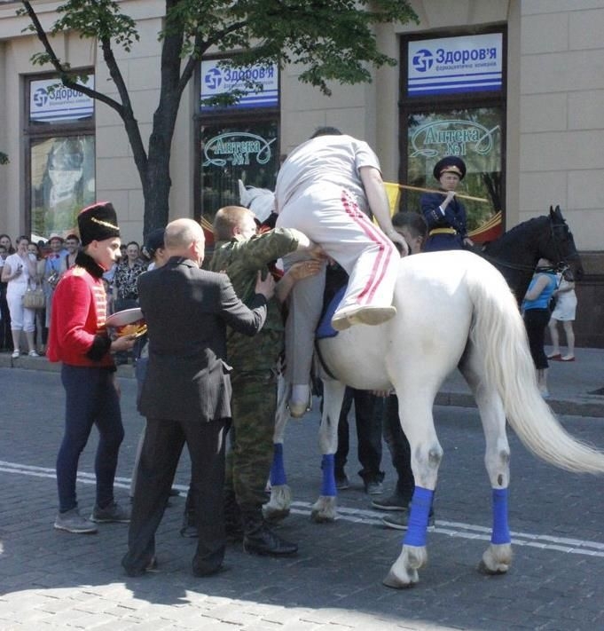 Генерал из Харькова чуть не раздавил собой коня