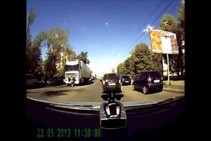 Водитель фуры нагло давит пешехода