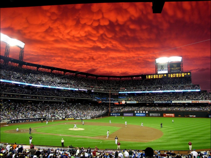 Фантастическое небо над бейсбольным стадионом