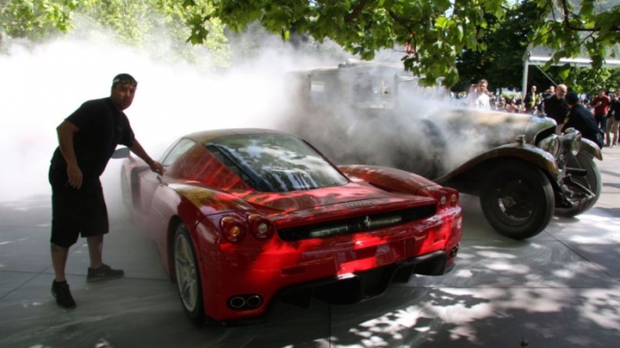 На аукционе загоревшийся Bentley едва не угробил эксклюзивный Ferrari