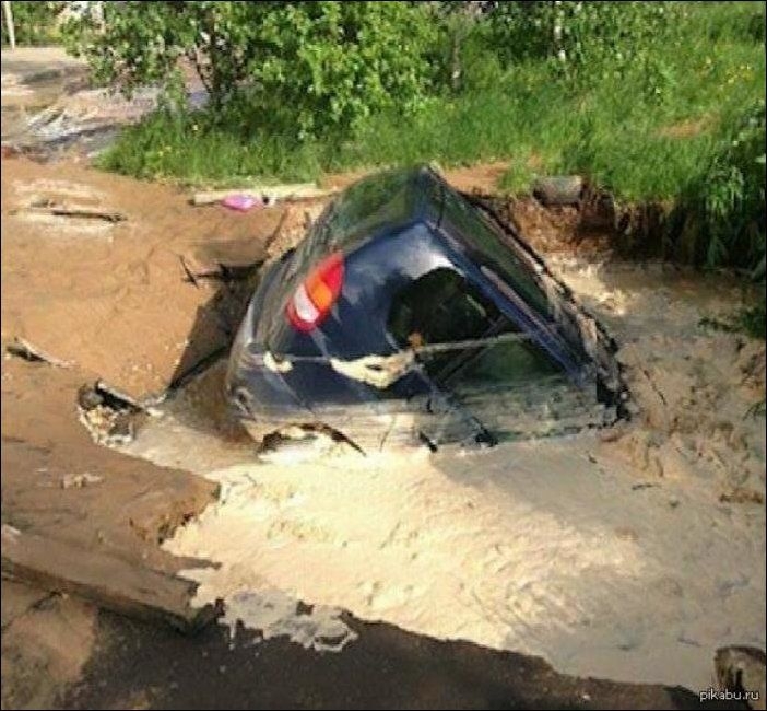 Утонули автомобили. Машина утонула в луже. Машина провалилась в лужу. Машина в луже. Машина утонула в грязи.
