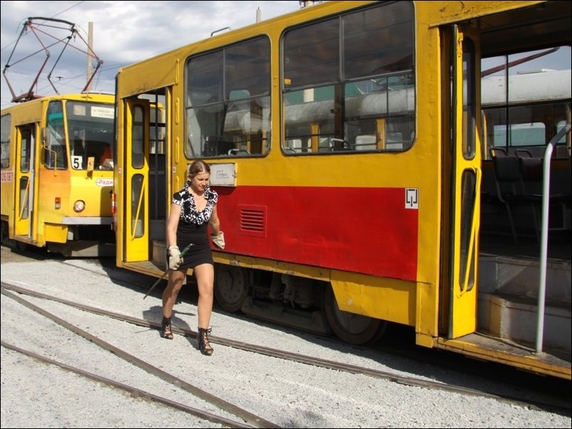 Женщина водитель трамвая. Водители трамваев в Барнауле. Вагоновожатая трамвая. Водитель трамвая. Девушка в трамвае.