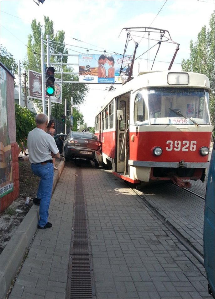 Трамвай в Донецке раздавил Мазду