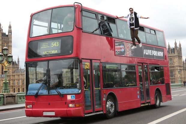 Британский иллюзионист полетал рядом с автобусом