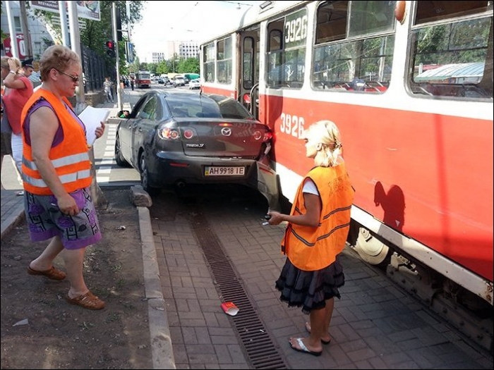 Трамвай в Донецке раздавил Мазду