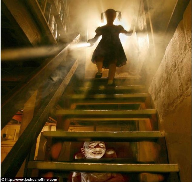 Фотограф воссоздает сцены из фильмов ужасов, используя своих детей