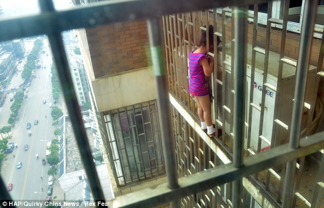 Девочка застряла головой в решетке на высоте 70 метров
