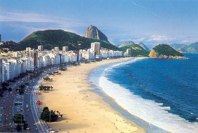 Пляж Копакабана в Рио-де-Жанейро на пике сезона отпусков ))