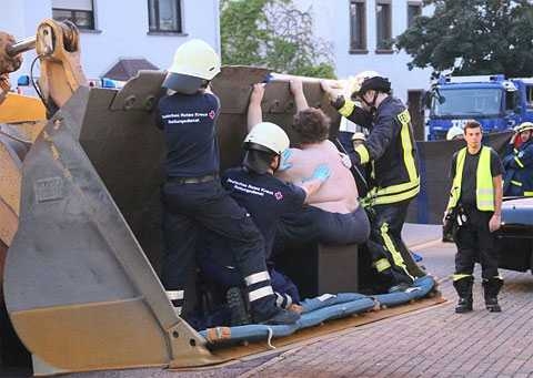 В Германии спасатели были вынуждены применить тяжелую технику, чтобы доставить в больницу мужчину