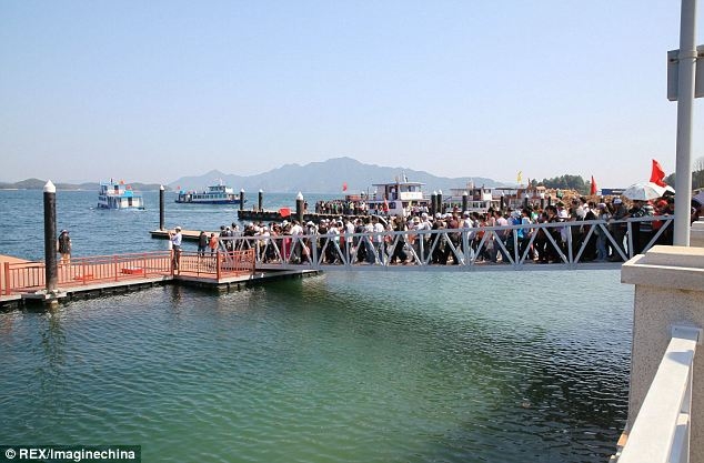 В Китае под толпой туристов рухнул мост