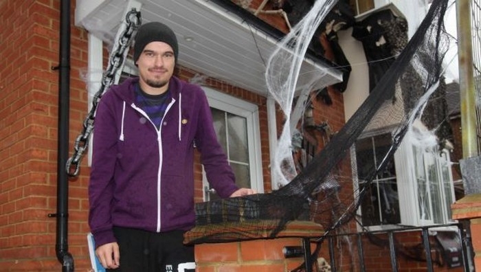 Англичанин красил дом к Хэллоуину так, что дети плакали от страха