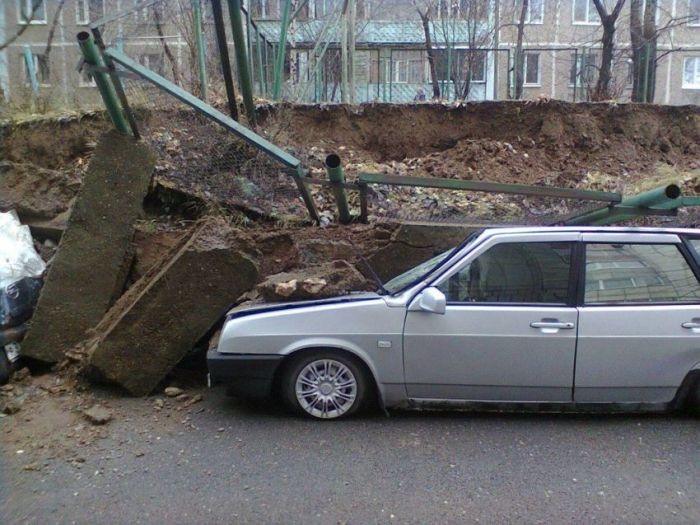В Перми стена детской площадки раздавила автомобили