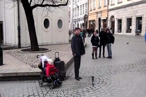 Очень прикольный дуэт на улице