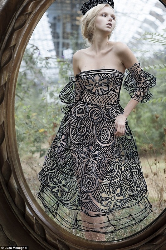 Очаровательная обнажённая модель в нарисованных платьях
