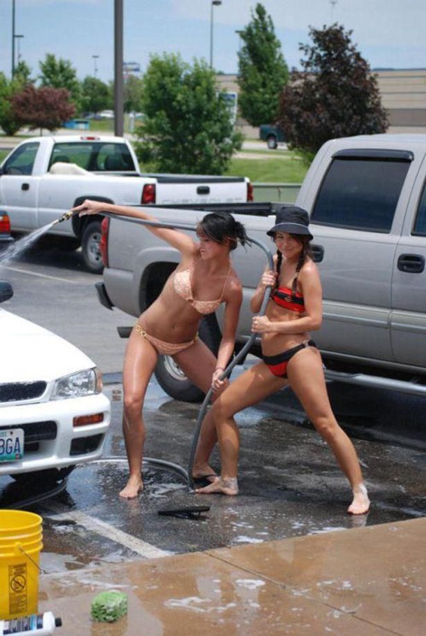 Девушки моют машины