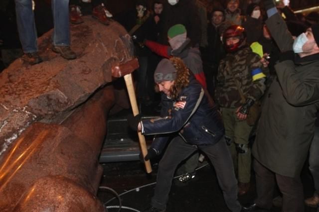 Памятник Ленину снесли участники "Евромайдана"