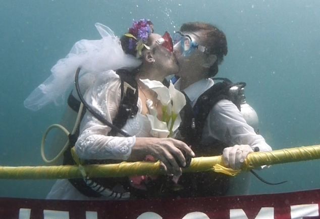 Свадьба на глубине 12 метров