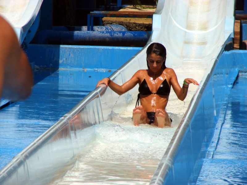 Девушки в аквапарке теряют купальники