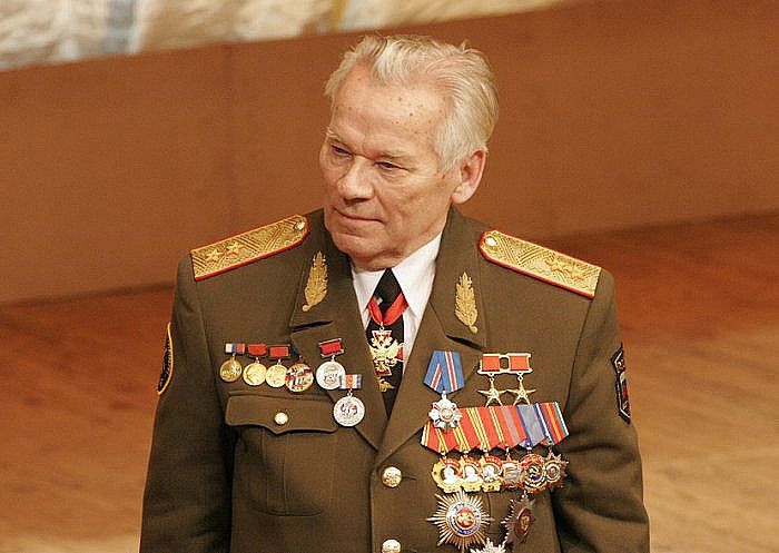 Легендарный разработчик стрелкового оружия Михаил Калашников ушел из жизни