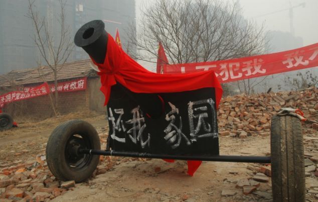 Китаец защищает свой дом от сноса