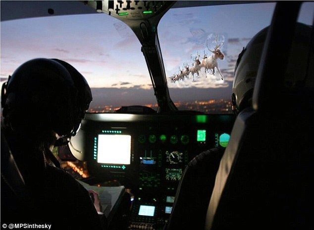 Засняли сани Санта Клауса парящие в небе над Британией