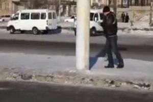 Ему явно чем-то столб не угодил
