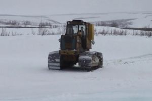 Бульдозер провалился под лед
