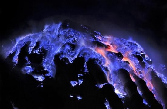 Синяя лава из вулкана