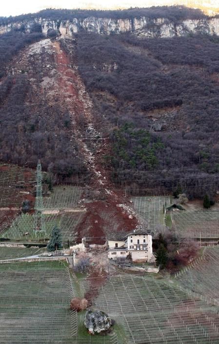 На ферму в Италии упал огромный камень