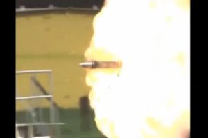 Выстрелы танков в замедлении