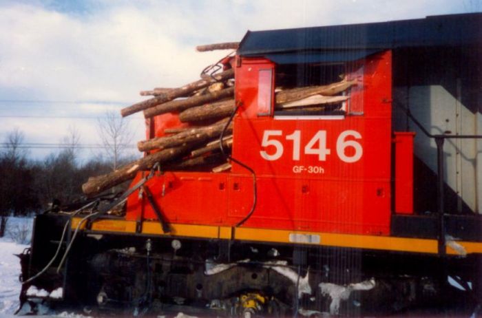 Поезд товарняк против лесовоза