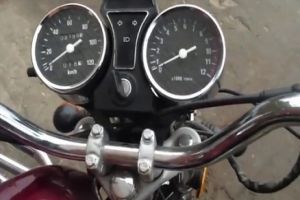 Парень обозревает свой мопед
