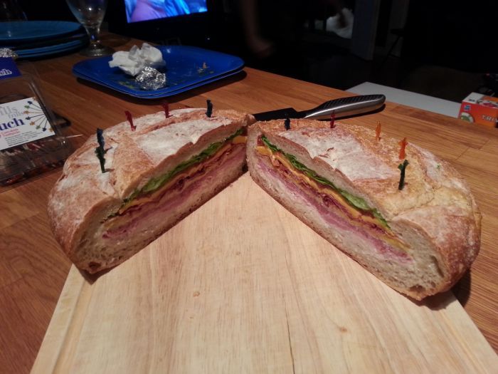 Вкусный мега-сэндвич