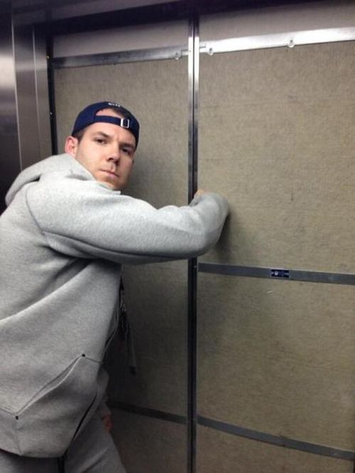 Спортсмен из Америки застрял в лифте