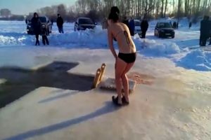 Девочка очень замерзла на крещении