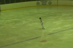 10-ти летняя девочка на льду
